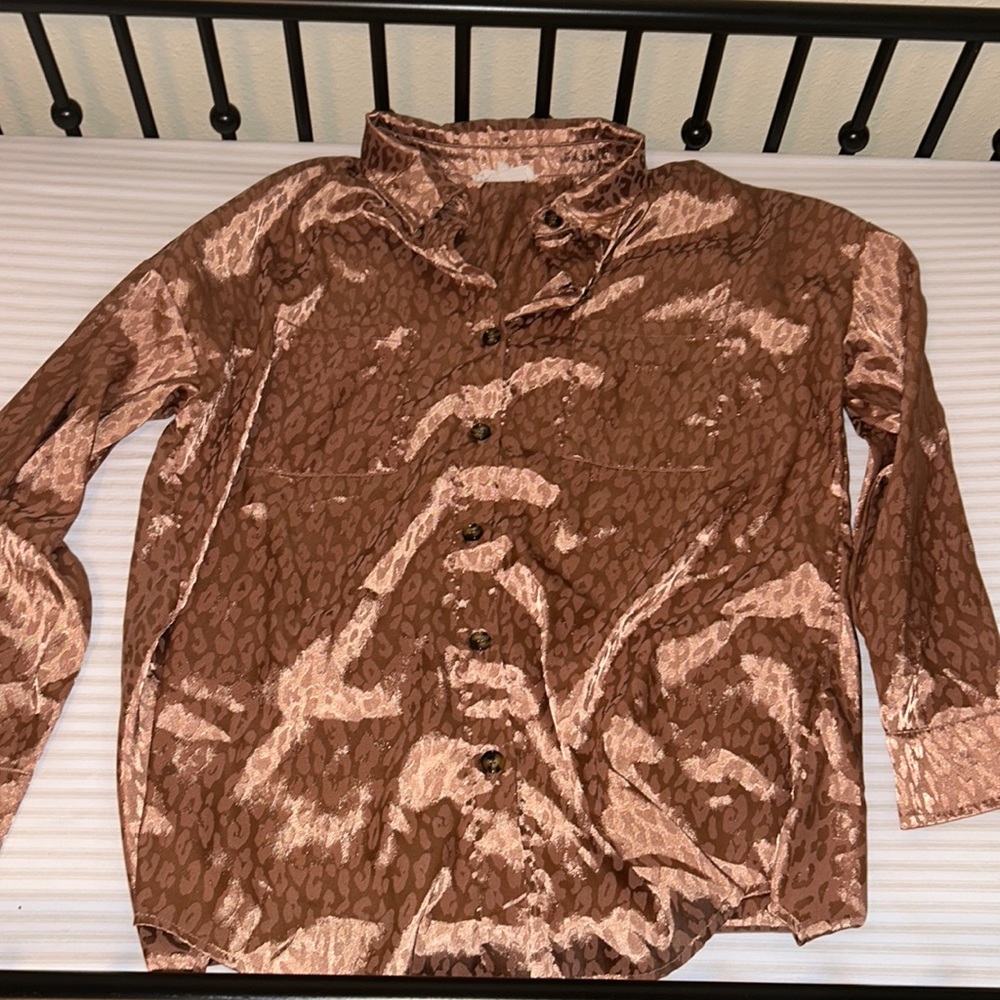 Peach Love California Silk Chetah Print Button Up Blouse size: Small